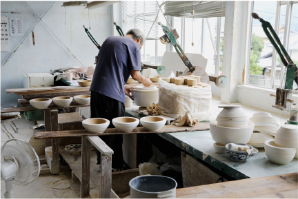 梅山窯：機械ろくろ