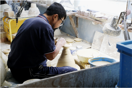 梅山窯：手ろくろ