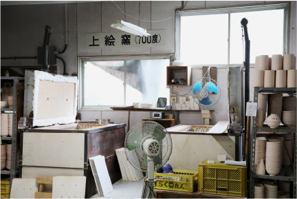 梅山窯：上絵窯で焼成